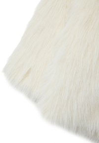 Weißer Kunstfellstoff mit einer langen, weichen und flauschigen Textur sowie subtilen Farbschattierungen. Die Kanten sind sanft verjüngt.