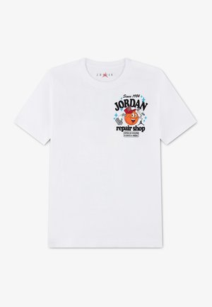 Hvid T-shirt med et tegneserie-basketball-logo, en skruenøgle og teksten ""Jordan repair shop, open 23 hours, 8 days a week"" på brystet.