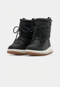 Sorte isolerte vinterstøvler med polstrede krager, mønstrede lisser knyttet i sløyfer, og hvite såler med teksturerte brune mønstre.