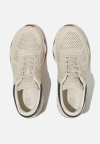 Beige sportschoenen met een geperforeerde bovenkant, vetersluiting en rubberen zool. Kenmerkt zich door een contrasterende zwarte accent en een gestructureerde voering.