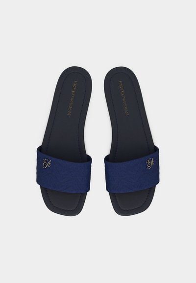 Σκούρα μπλε σαγιονάρες με φαρδιές υφασμάτινες λωρίδες, χρυσά αρχικά EA στις λωρίδες και το "Emporio Armani" τυπωμένο με χρυσά γράμματα στη σόλα.