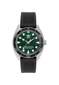 Montre à cadran vert avec boîtier en acier inoxydable argenté et bracelet en caoutchouc noir. Elle présente de grands index horaires blancs et le logo Adidas en trois traits.