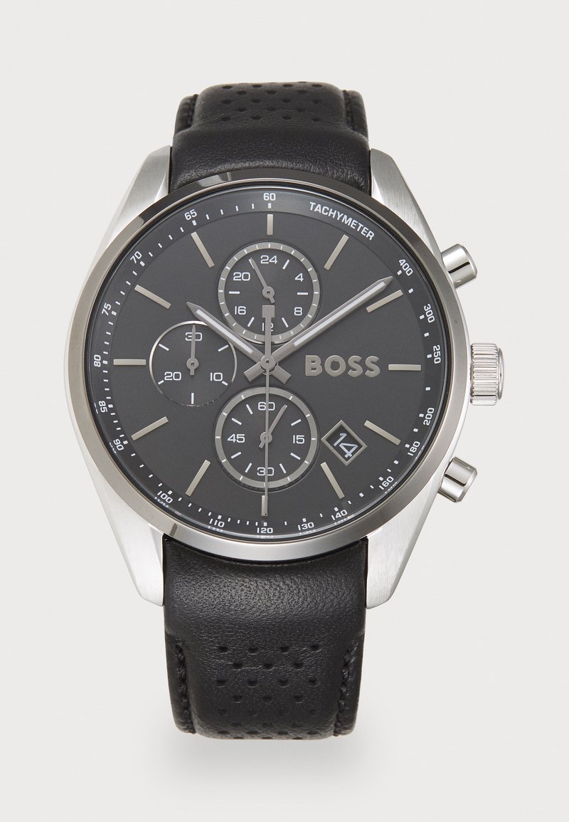 Montre chronographe en acier inoxydable argenté avec un cadran noir, un bracelet en cuir perforé noir et un affichage de date. Elle comprend trois sous-cadrans.