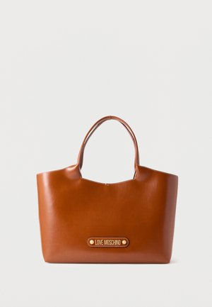 Brūna ādas plecu soma ar divām rokturiem un zelta "Love Moschino" logotipa plāksni priekšpusē vidū.