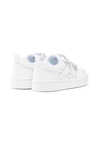 Sneakers brancos de cano baixo com um cabedal em couro liso, colarinho acolchoado, fecho de atacadores e sola de borracha com detalhes texturizados.