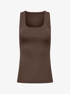 Ermeløs brun tanktop med firkantet halsutringning, tettsittende silhuett og glatt stofftekstur.