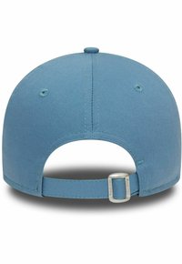 Gorra de béisbol azul con una textura de tela suave, correa ajustable con hardware metálico y una corona redondeada.