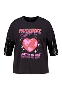 Zwart T-shirt met korte mouwen, voorzien van een roze hart graphic met een wereldbol, sequinaccenten op de mouwen en dikke tekst in roze en wit.