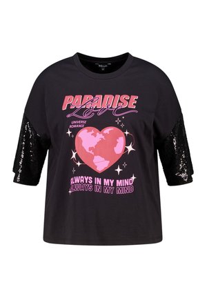 Zwart T-shirt met korte mouwen, voorzien van een roze hart graphic met een wereldbol, sequinaccenten op de mouwen en dikke tekst in roze en wit.