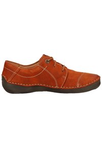 Scarpa in pelle di un vivace arancione con una superficie liscia, punta arrotondata e cuciture visibili. Presenta due fori per i lacci e una suola imbottita.