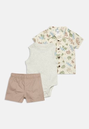 Dreiteiliges Baby-Outfit mit braunen elastischen Shorts, grauem ärmellosem Body und kurzärmligem Hemd mit Knöpfen und Tier- sowie Pflanzenmotiven.