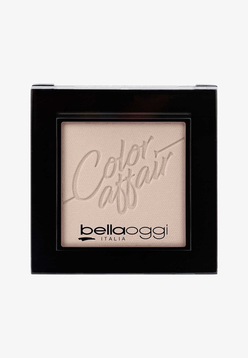 Cipria compatta in una confezione quadrata nera, presenta una tonalità beige chiaro con una superficie strutturata e il logo "Color Affair" in rilievo.