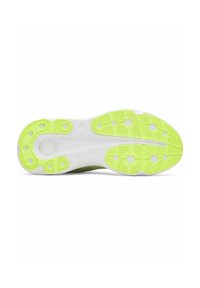 Suela de zapatilla deportiva verde y blanca con una superficie texturizada, que presenta patrones geométricos y agarres circulares en un amarillo brillante para proporcionar tracción.