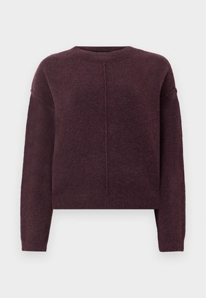 Maglione lavorato a maglia, corto, di un profondo bordeaux. Collo arrotondato, maniche lunghe e un sottile dettaglio di cucitura al centro, con polsini e orlo a coste.