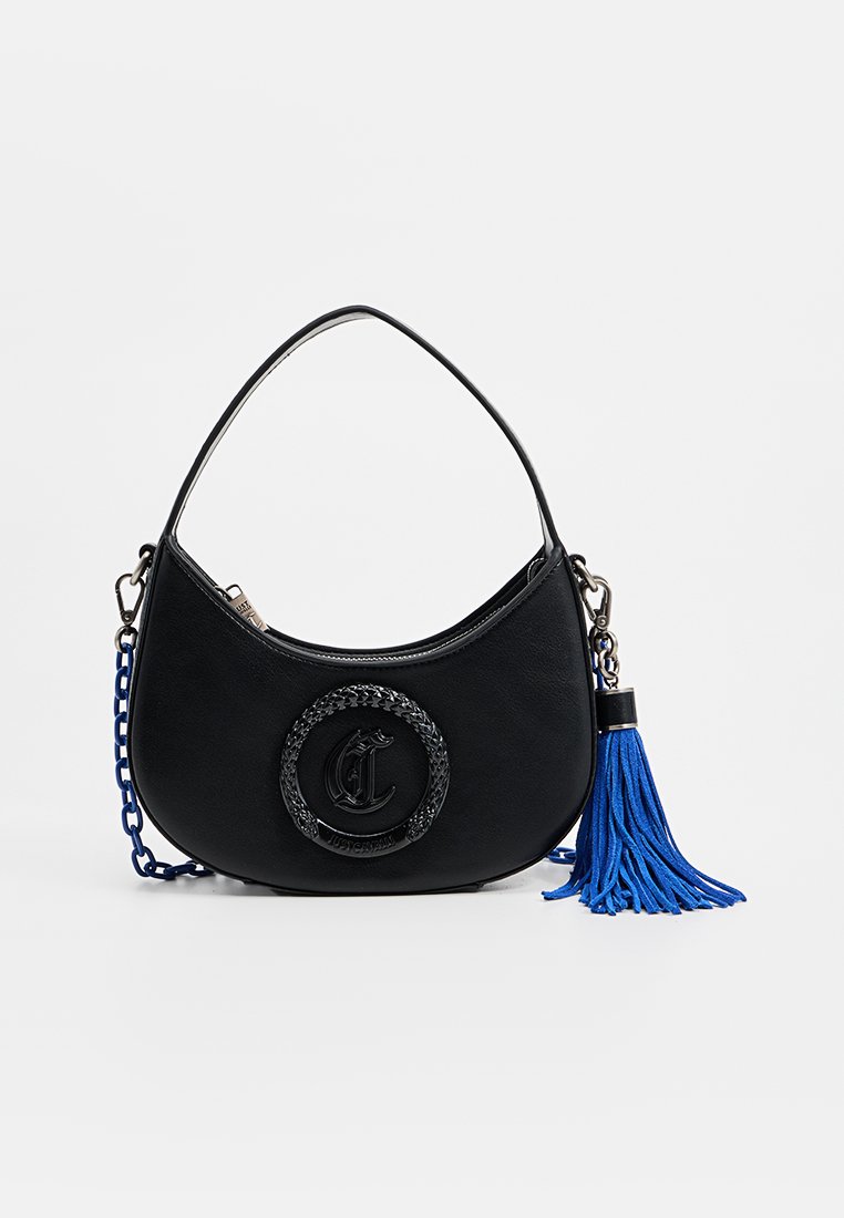 Sac à main en cuir noir avec une forme courbée, logo embossé et détail en frange bleue. Il dispose d'une chaîne et d'une fermeture éclair.