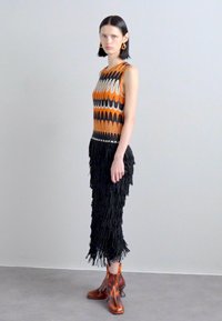 Lukhanyo Mdingi SOCIETY DRESS - Pulóverruha - mango/black/yellow