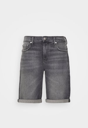 Pantalones cortos vaqueros grises de longitud media con puños enrollados, botón frontal, cierre de cremallera, trabillas para cinturón y bolsillos delanteros y traseros.