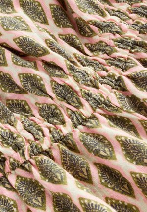 Mönstrad tyg med rosa bakgrund, prydd med gröna och mörkblå bladmotiv. Texturerad med veckdetaljer. Mjukt, lätt material.