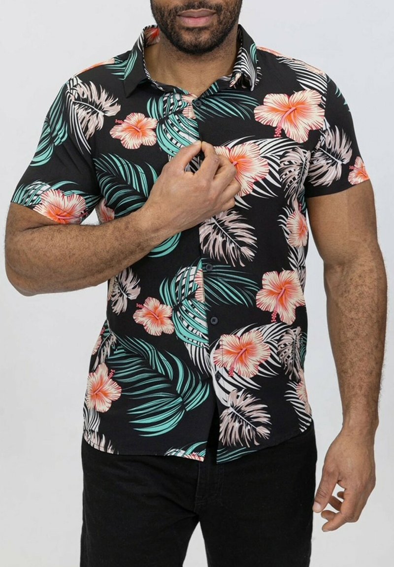 Chemise noire à manches courtes avec des boutons, ornée de grandes fleurs d'hibiscus rose et orange, accompagnées de feuilles tropicales vertes ; en coton.