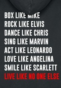 Felpa scura con cappuccio caratterizzata da audaci testi bianchi e rossi: frasi come "Boxa come Mike" e "Vivi come nessun altro" disposte in verticale.