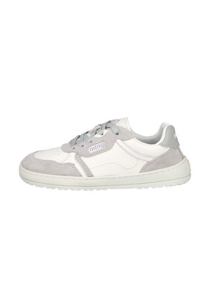 Zapatilla gris y blanca que combina cuero liso y ante texturizado, con punta redondeada, cordones y una suela de goma con un diseño minimalista.