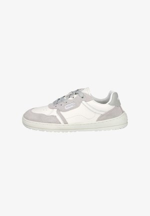 Zapatilla gris y blanca que combina cuero liso y ante texturizado, con punta redondeada, cordones y una suela de goma con un diseño minimalista.