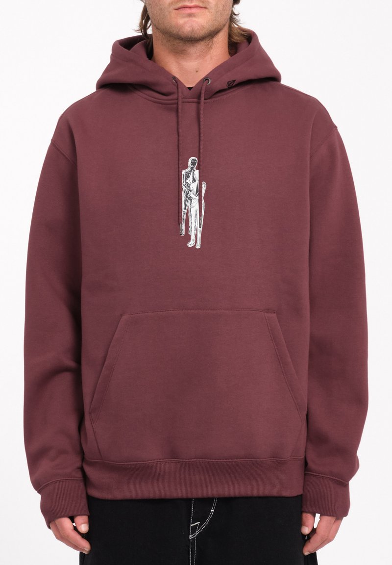 Sudadera color marrón oscuro hecha de tejido suave, con un bolsillo canguro frontal y un diseño gráfico de una figura en posición de pie.