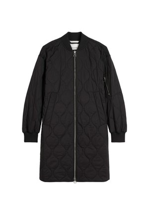 Czarny pikowany długi płaszcz z zamkiem błyskawicznym z przodu, prążkowanymi mankietami i boczną kieszenią na zamek. Posiada zaokrąglony kołnierz i gładką fakturę.