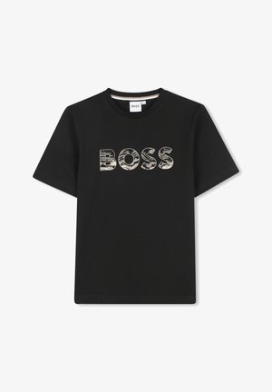 Mustat puuvillapaidat, joissa on lyhyet hihat ja joissa on teksturoitu "BOSS"-logo vaalealla kontrastivärillä rinnassa.