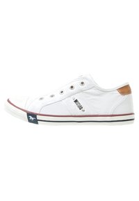 Weiße Segeltuch-Sneaker mit Gummisohle, braunem Akzent an der Ferse, silbernen Ösen, rot-blauem Streifen auf der Sohle und Markendetail an der Seite.