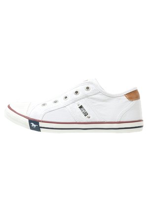 Weiße Segeltuch-Sneaker mit Gummisohle, braunem Akzent an der Ferse, silbernen Ösen, rot-blauem Streifen auf der Sohle und Markendetail an der Seite.