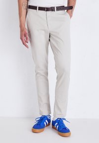 Jack & Jones JPSTMARCO JJDAVE WITH BELT - Chino hlače - silver