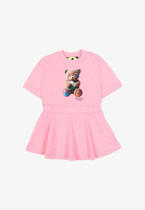 Vestito corto rosa a maniche corte con una grafica di un orso di peluche caratterizzata da toppe colorate e il testo "Barrow Friendly" sul petto.