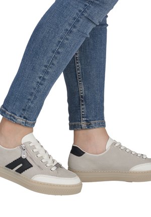 Graue Wildleder-Sneaker mit weißen Lederakzenten und einem schwarzen Fersenlaschen. Verfügen über ein Reißverschlussdetail auf einer Seite und eine strukturierte Gummisohle.