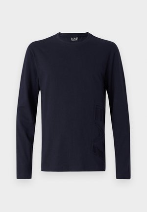 T-shirt à manches longues bleu marine en tissu doux, avec un détail de logo texturé sur le côté gauche et un col rond classique.