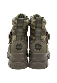Paire de bottes à plateforme camouflage marron et vert de la marque Buffalo, vues de dos, montrant des semelles épaisses et des brides en tissu.