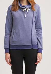 Hoodie viola con zip e collo a cowl, coulisse bianca e tasche frontali. Presenta polsini e orlo inferiore a coste, realizzato in tessuto morbido.