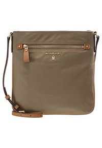 Olivengrøn nylon crossbody taske med brune læderdetaljer, en frontlomme med lynlås og hardware i guldfarve, med en aftagelig rem for alsidighed.