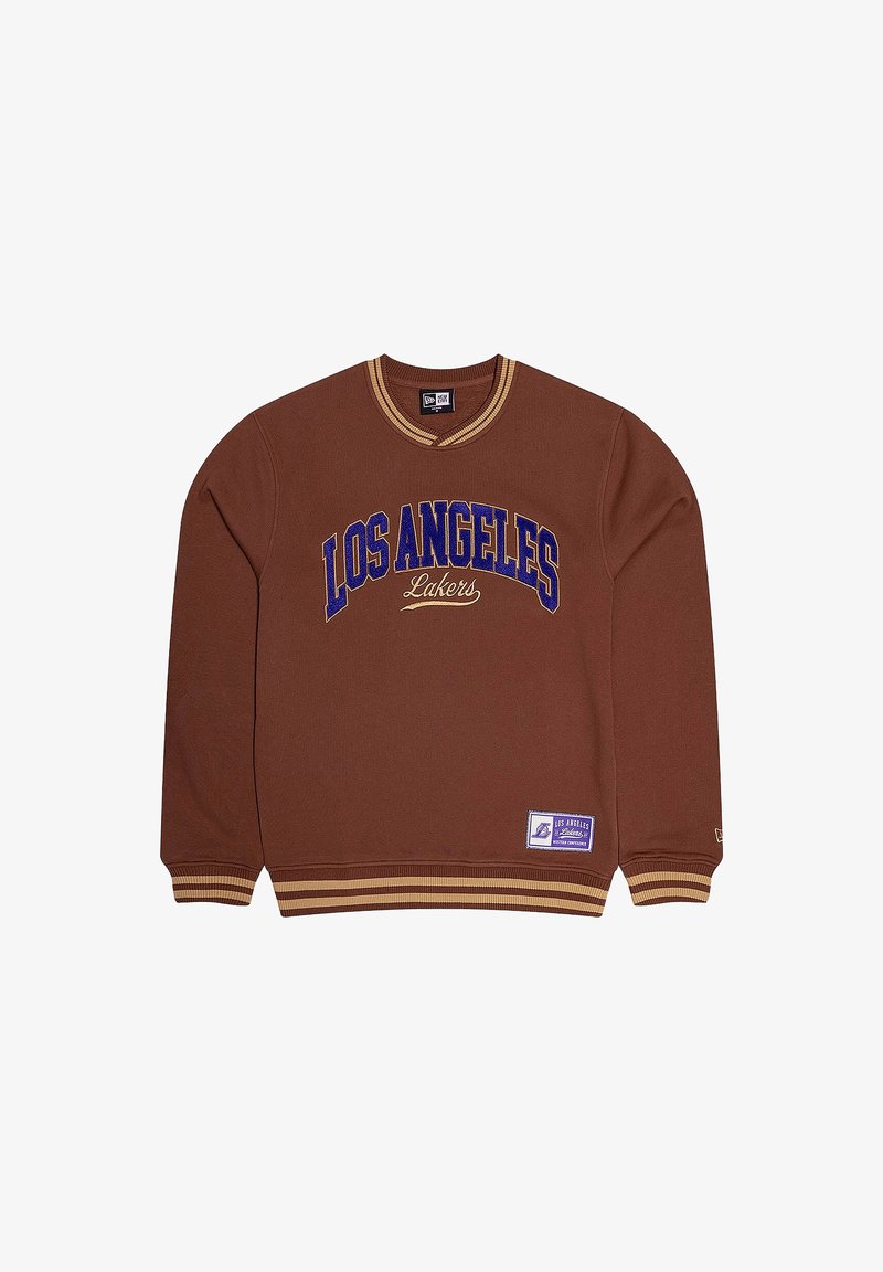 Brauner Sweatshirt mit lila "LOS ANGELES Lakers"-Text, gerippter Halsausschnitt und Saum, mit einem seitlichen Etikett für Logo und Pflegehinweise.