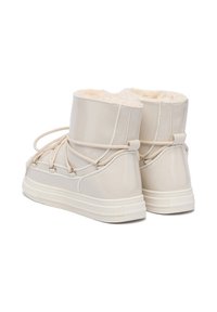 Botine de culoare crem, cu un finisaj lucios, căptușite cu blană sintetică și șnururi crisscross. Talpă din cauciuc și outsole texturat pentru aderență.