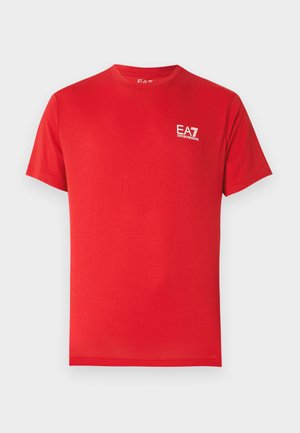 Rood T-shirt met korte mouwen, gemaakt van katoen. Heeft een ronde hals en een klein wit EA7-logo op de borst. Soepele textuur en een ontspannen pasvorm.
