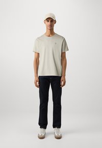 Guess SS CN PATCH - T-shirts - dreamy moon