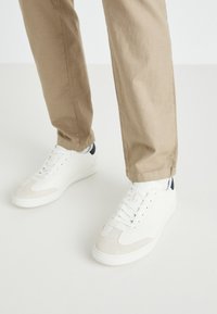 Selezionato, white
