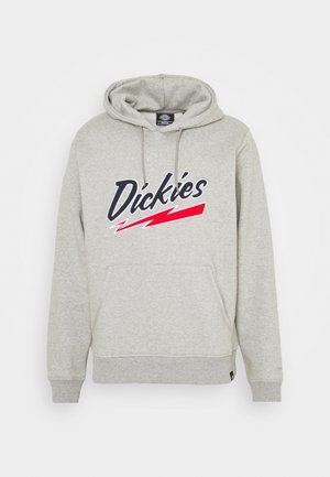 Světlé šedá mikina s kapucí s předním klokánkovým kapsou a logem „Dickies“ v černé a červené bleskové grafice na hrudi.