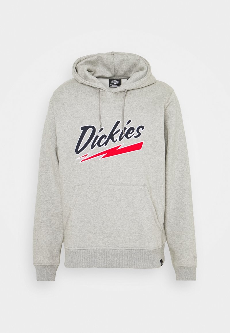 Sweat à capuche gris clair avec poche kangourou à l’avant et logo « Dickies » en noir avec un éclair rouge sur la poitrine.