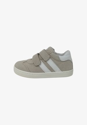 Sneaker in suede grigio con strisce bianche a zigzag, due cinturini in velcro e suola in gomma bianca, vista laterale.