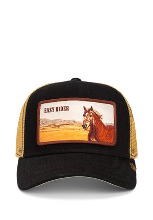 Gorra trucker negra y marrón con un parche bordado rectangular de un caballo y un paisaje desértico, etiquetado "EASY RIDER". Tejido texturizado.