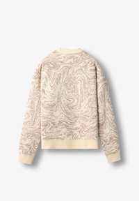 Krémový sveter s vírivým svetlohnedým vzorom, ribbené manžety a spodný lem, a útulná pletená textúra. Zobrazený pohľad zozadu.