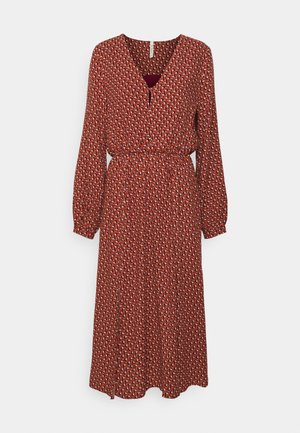 Dlhé, červenohnedé šaty s výstrihom do V a dlhými rukávmi. Vyznačujú sa textúrovaným vzorom malých kruhov. Elastický pás a dĺžka až k zemi.