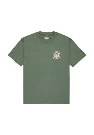 Grünes Baumwoll-T-Shirt mit kurzen Ärmeln, das ein beiges Grafikdesign von einem Berg und einer Sonne auf der linken Brust zeigt. Klassischer Rundhalsausschnitt, reguläre Passform.